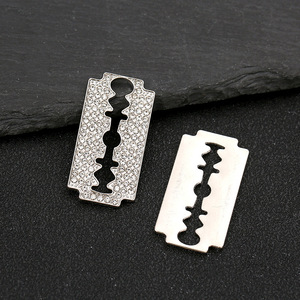 Pendentif lame de rasoir en forme de pistolet, collier, breloques en métal pour décoration de chaussures, étuis et objets divers - Product Image 1