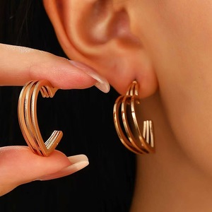 Boucles d'oreilles clous géométriques et en forme de <span class=keywords><strong>c</strong></span>œur en alliage de zinc plaqué or - Double anneau en <span class=keywords><strong>C</strong></span> et design torsadé - Cadeau tendance pour femme - Product Image 4
