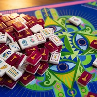 Jeu de Mahjong Américain de Luxe en Plastique, Écologique, Durable, Portable, Taille et Couleur Personnalisables, avec Supports, Motif Travel Art Tiles Red Lagoon, 4 joueurs
