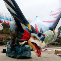 Grand modèle de dragon blanc ou glacé animatronique à la Fabrique d'Animatroniques, robot créature mythologique interactive pour parc à thème