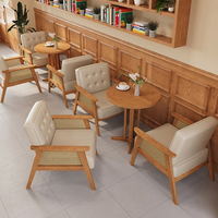 Ensemble de meubles de restaurant moderne : banquette en bois, table à manger, chaises, combinaison table et chaises en bois pour mobilier commercial