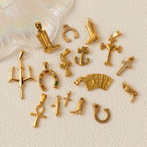 Fe y Fortuna |   Colgantes Vintage con Baño de Oro PVD de 18K: Cruz, Herradura e Hamsa |   Colgantes Impermeables, Hipoalergénicos y Duraderos - Product Image 5