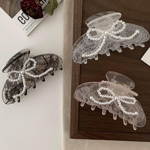 Pince à cheveux moyenne en acétate avec nœud perlé et motif en dentelle, style griffe de requin - Product Image 1