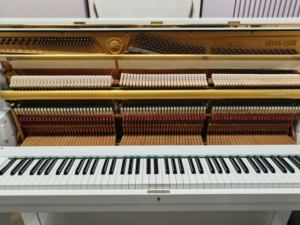 Piano Vertical Yamaha U1D de 88 Teclas, Color Blanco, Estilo Clásico, Teclas Contrapesadas, Tablero de Sonido de Madera Sólida, Montaje en Suelo, 418101 U1 - Product Image 3