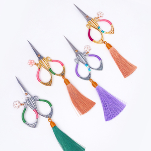 Ciseaux à broder portables avec pompon décoratif, lame tranchante en acier inoxydable pour le point de croix, la couture, l'artisanat, <span class=keywords><strong>cadeau</strong></span> rétro - Product Image 1