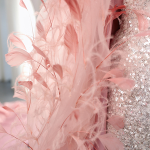 فستان سهرة فاخر باللون الوردي من Sharon Said SF292، مُرصع بالكريستال وبقصة خصر طبيعية، وأكمام قصيرة، ومُزين بالريش الطويل والترتر، للنساء لحفلات الزفاف والحفلات الراقصة - Product Image 5