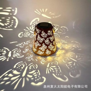 Lanterne solaire en fer en forme de papillon, lumière LED suspendue, décoration de jardin extérieure, portable avec batterie incluse - Product Image 4