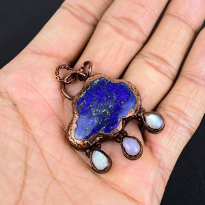 Pendentif en fil de cuivre fait main avec nuage naturel Lapis Lazuli pierre de lune style classique prix de gros pour les femmes - Product Image 3