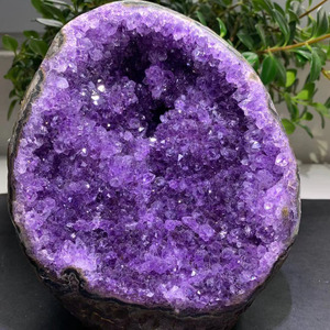 Vente en gros de grappe de géodes d'améthyste naturelle violet foncé du Brésil et d'Uruguay, 1-3 kg, cristal brut de guérison, ornement Feng Shui pour la prospérité - Product Image 2