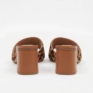 Sandales mules en cuir à talon épais Yichang, imprimé croco/serpent/léopard exotique, style défilé minimaliste et polyvalent - Product Image 2