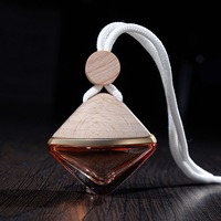 Diffuseur de parfum pour voiture, flacon triangulaire multicolore en verre de 8 ml, pour aromathérapie automobile.