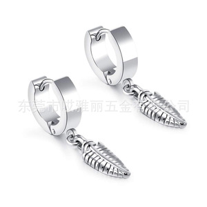 Pendientes de clip con diseño de plumas, de acero de titanio, unisex, hipoalergénicos, para orejas sin perforar - Product Image 3