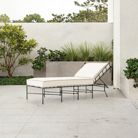 Chaise longue d'extérieur moderne et pliable, durable, avec dossier enveloppant, cadre en métal noir, coussin à bords côtelés, pour bord de piscine