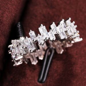 Anello di fidanzamento classico da donna Q172 con diamante taglio smeraldo colore D naturale - Product Image 2