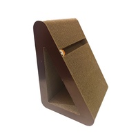 Griffoir pour chat en carton ondulé marron avec poteau vertical et jouet clochette 50x40x30cm, design minimaliste pour chats d'intérieur et petits appartements