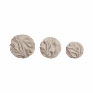 Orbe in poliresina con texture a onde scolpite, decorazione minimalista per soggiorno e ufficio - Product Image 2