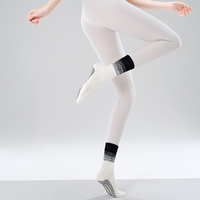 Chaussettes d'équipage tricotées en coton de haute qualité pour femmes Yoga danse Pilates sport respirant antidérapant Grip Logo personnalisé quantité minimale de commande bas