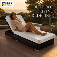 Chaise longue d'extérieur en rotin PE, transat inclinable réglable avec dossier, coussin crème pour jardin et bord de piscine