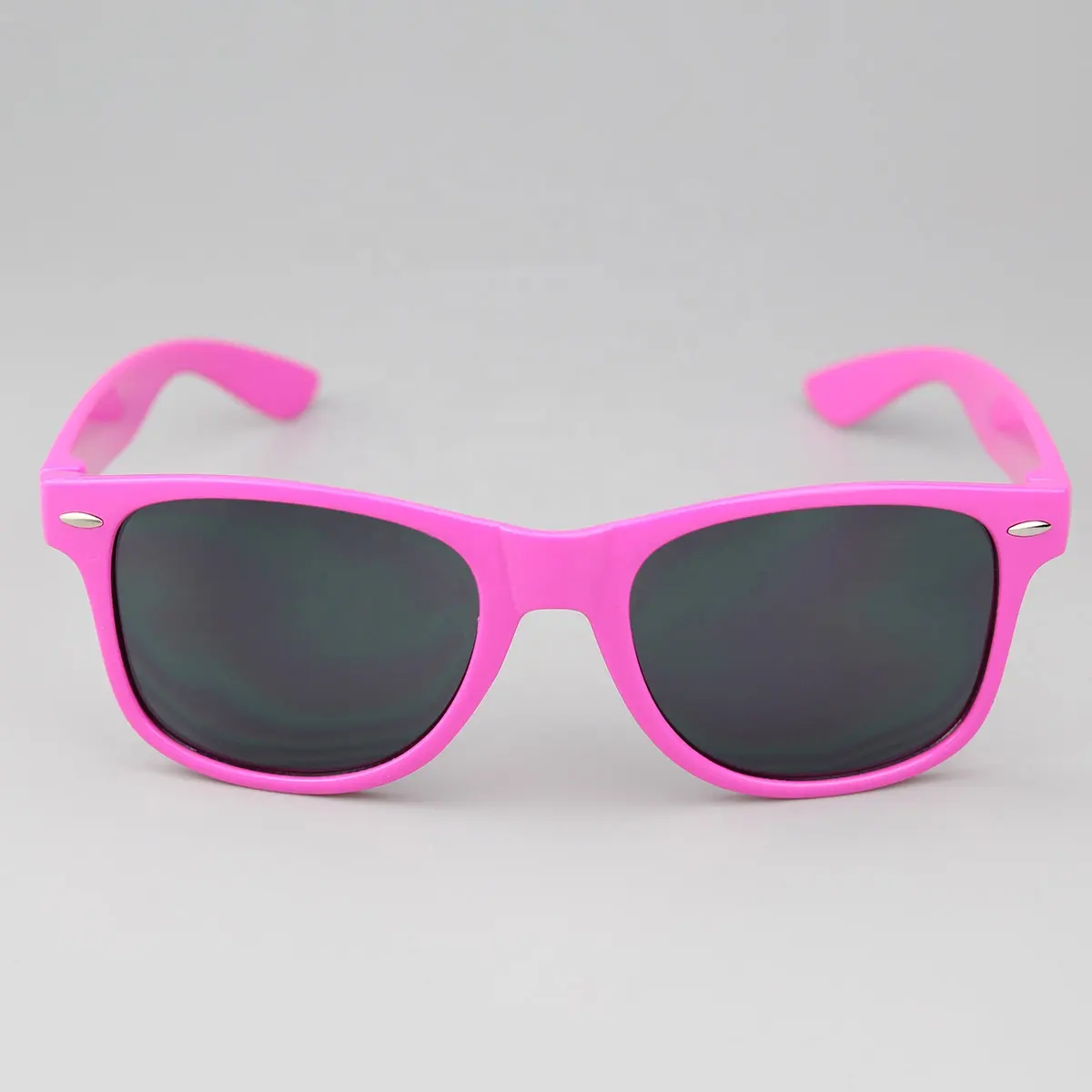 Gül kırmızı promosyon moda lüks özel logo UV400 güneş gözlüğü ucuz plastik tasarımcı ünlü markalar güneş gözlüğü erkekler için