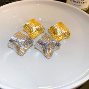 Pendientes de tuerca cuadrados plisados con aguja de plata para mujer, aretes de metal personalizados, temperamento versátil a la moda, venta al por mayor - Product Image 4