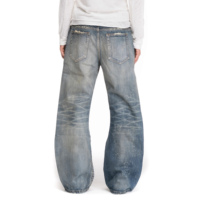 Jean bootcut homme en denim délavé personnalisé, coupe éléphant, braguette boutonnée, effet usé et délavé, style streetwear