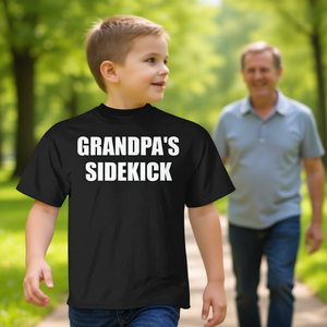 T-shirt per bambini Grandpas Sidekick in cotone nero, vestibilità unisex, regalo per la famiglia - Product Image 3