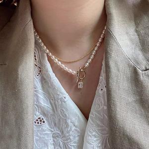 Collier polyvalent pour femme en perles naturelles en forme de riz, avec un tempérament élégant, chaîne de clavicule carrée délicate - Product Image 2