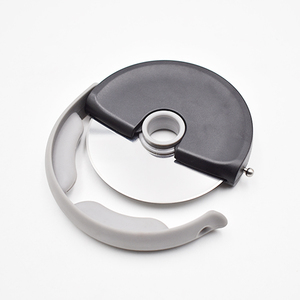 <span class=keywords><strong>Roulette</strong></span> à <span class=keywords><strong>pizza</strong></span> en acier inoxydable personnalisée avec couvercle, comprenant une <span class=keywords><strong>roulette</strong></span> pour une forme de <span class=keywords><strong>pizza</strong></span> parfaite, outils de pâtisserie pour la cuisson - Product Image 3