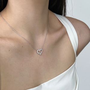 จี้รูปหัวใจประดับเพชรคิวบิกเซอร์โคเนีย 5A ดีไซน์คลาสสิค รุ่น Dylam Dainty ทำจากเงินแท้ 925 ชุบทองคำขาวและโรเดียม สำหรับผู้หญิง - Product Image 3