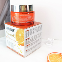 La crème pour le visage à la vitamine C hydrate en profondeur et nourrit la peau, réduit les rides, raffermit, répare le teint et lisse la peau