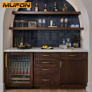 Gabinetes <span class=keywords><strong>de</strong></span> Cocina <span class=keywords><strong>de</strong></span> Madera <span class=keywords><strong>de</strong></span> Nogal con Acabado Marrón, Encimeras <span class=keywords><strong>de</strong></span> Mármol Estilo Shaker Delgado y Cajones con Detalles Acordonados - Product Image 3