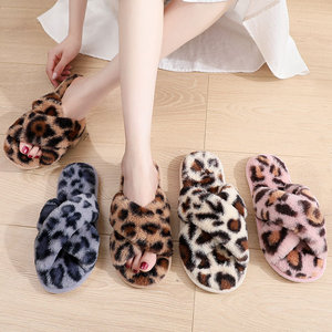 Pantuflas de Felpa con Rayas Cruzadas para Otoño e Invierno, Nuevas Zapatillas Cálidas de Algodón para Interiores con Puntera Reforzada y Perforada - Product Image 1