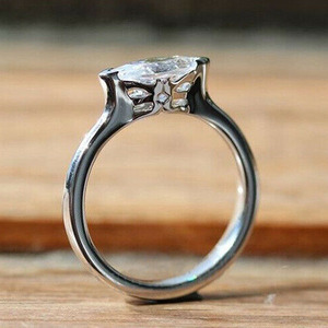 Anello da Donna con Pietra a Forma di Marquise, Gioiello Minimalista per Dito - Product Image 3