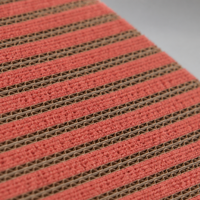 Grattoir pour chat Wave Cat Scratcher Large en liège teinté et carton ondulé avec base inclinée 405x270x175mm