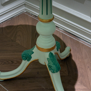Table d'appoint d'angle de style <span class=keywords><strong>provincial</strong></span> français Rococo, avec piétement festonné, décorée à la main, motif botanique, dorée et ornée d'acanthes - Product Image 3