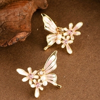 Boucles d'oreilles papillon en forme de goutte de perles cloutées de diamants pour femmes exsudant un accessoire de mode sophistiqué et luxueux