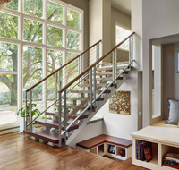 Escalier droit moderne en bois massif avec structure en acier sur mesure pour villa et maison duplex