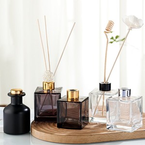 Flacon diffuseur de <span class=keywords><strong>parfum</strong></span> en verre transparent carré de luxe avec bouchon à vis en caoutchouc, impression d'écran, couleurs personnalisées, utilisation de <span class=keywords><strong>parfum</strong></span> (50ML-250ML) - Product Image 1