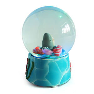 Le fabricant <span class=keywords><strong>de</strong></span> lunettes à neige en résine personnalisé produit un globe à neige contenant des flocons <span class=keywords><strong>de</strong></span> neige <span class=keywords><strong>blancs</strong></span> et des paillettes pour paysage intérieur requin - Product Image 4