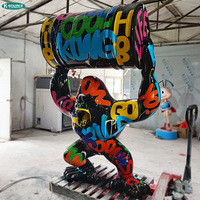 Sculpture de gorille géante colorée style graffiti tenant un baril de vin |   Décoration d'art urbain audacieuse pour la maison et le bureau