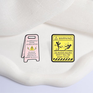 Épinglette en émail avec signe d'avertissement 'Ne me dites pas quoi faire', 'Surstimulé, veuillez murmurer', broche en métal, badge pour sacs et revers, cadeaux - Product Image 1