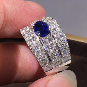 Anello di Lusso a Tre Strati con Pavé per Donne, Elegante Gioiello da Dito per Fidanzamento e Feste - Product Image 5