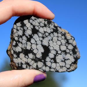 Piedra de Obsidiana en Bruto con Forma de Copo de Nieve, Cristal Natural Curativo de Alta Calidad al por Mayor para Decoración del Hogar y Regalos de Navidad - Product Image 1