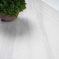 Marchepied en porcelaine aspect marbre blanc moderne, antidérapant, à bords arrondis pour les escaliers de villas minimalistes