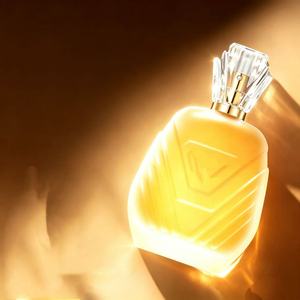Profumo da Donna di Lusso 75ml con Logo Personalizzato, Etichetta Privata, Confezione Riciclabile con Bottiglia in Vetro Serigrafata - Product Image 2