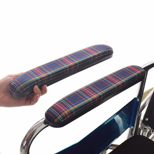 Accoudoirs de fauteuil roulant en tissu Oxford rouge et noir avec vis M5 renforcées en ABS pour les soins aux personnes âgées - Product Image 1