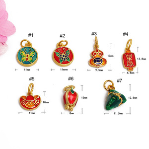 JS1627 Cantik Elemen Cina, Liontin Liontin Liontin Cloisonné Bunga Keberuntungan Medali Umur Panjang Kupu-kupu Pelangi Enamel Berlapis Emas Matte