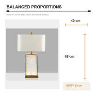 Lampe de table moderne dorée avec panneau en verre texturé transparent et abat-jour en tissu crème pour chambre à coucher, chevet, salon, suite d'hôtel