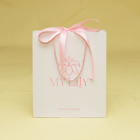 Sac en carton rose personnalisé de luxe avec logo imprimé pour magasin de vêtements, emballage cadeau avec ruban, matériaux recyclés