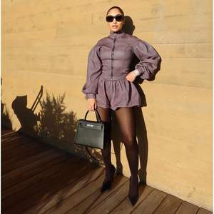 Conjunto Deportivo Personalizado 2026 para Mujer, Top de Manga Larga con Cierre y Cuello Alto, Pantalones Cortos con Volantes, Ropa Deportiva para Otoño - Product Image 4